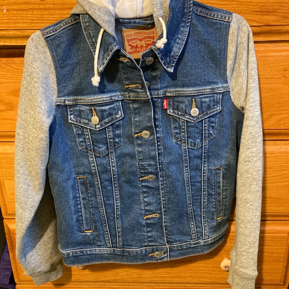 Levi's NWOT Womens Blue Denim Hybrid Trucker Jacket with Gray Sleeves - Picture 2 of 5